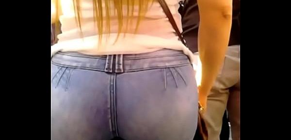  Wera Mega Nalgona en Jeans ajustados